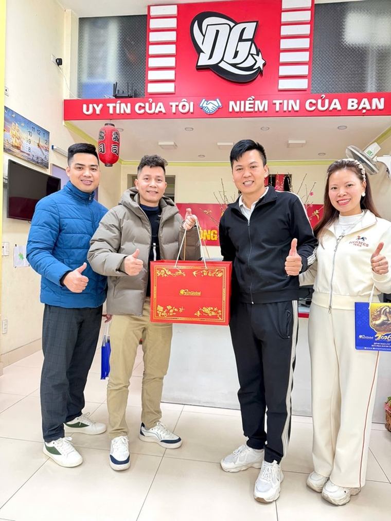 Trao quà tri ân đại lý